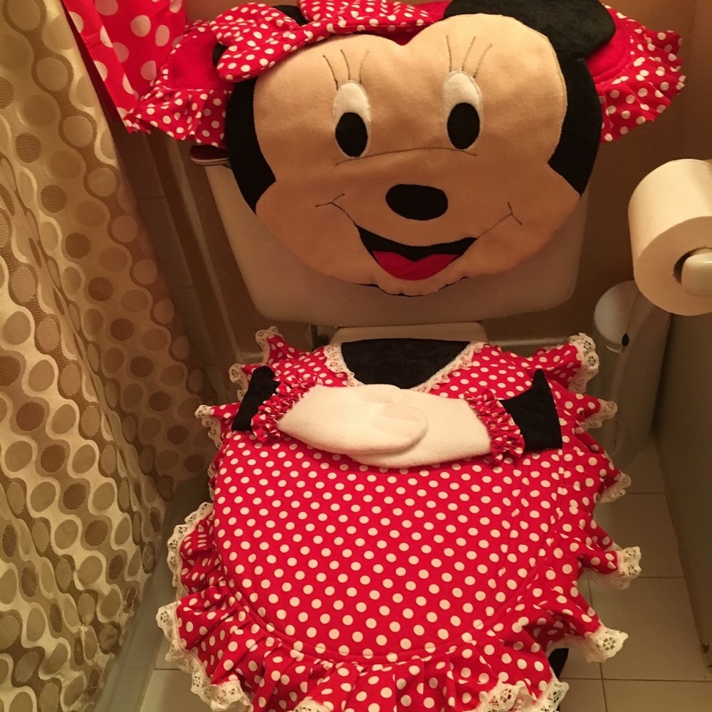 Minnie mouse toilet cover looks adorable